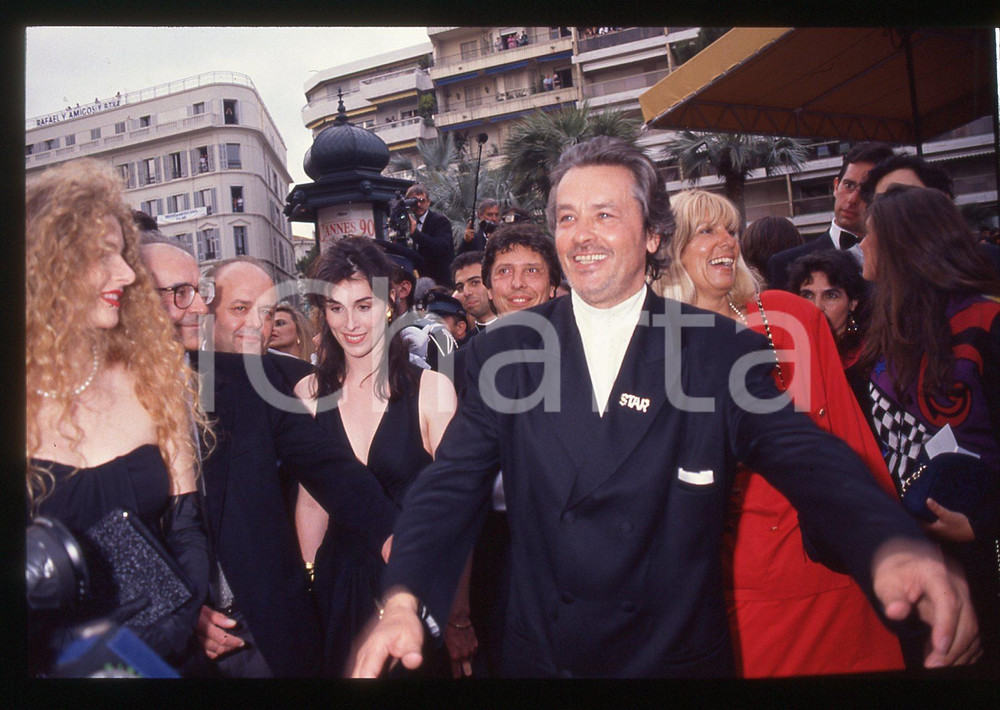 Alain DELON - FESTIVAL CINEMA CANNES 1990 35 mm vintage slide 3 Diapositiva d'epoca, in formato 35 mm.CONDIZIONI: GOODE' severamente vietata la riproduzione. Tutti i diritti sono riservati.ICharta mette in vendita, sul negozio eBay e in esclusiva sul sito "icharta" il proprio archivio composto da numerose diapositive e negativi fotografici d'epoca, tutti originali e autentici, che attraversano la storia del costume italiano tra gli la fine degli anni Sessanta e Novanta.Si tratta di uno sguardo inedito sull'attualità, la politica, la vita quotidiana, il gossip e la cultura, che fotografa il cambiamento della nazione in quest'ultimo scorcio del XX secolo. Un'occasione unica per il mercato del collezionismo, che vede finalmente disponibile un archivio eccezionale per vastità, tematiche e condizioni, in un settore (il negativo fotografico e la diapositiva) di assoluta novità e dalle interessanti prospettive di investimento.  GOOD/buono   originale e autentica 1