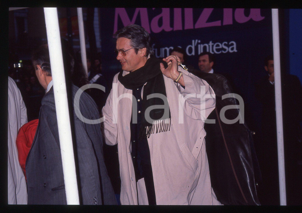 Alain DELON - CINEMA 1990 ca 35 mm vintage slide 37 Diapositiva d'epoca, in formato 35 mm.CONDIZIONI: GOODE' severamente vietata la riproduzione. Tutti i diritti sono riservati.ICharta mette in vendita, sul negozio eBay e in esclusiva sul sito "icharta" il proprio archivio composto da numerose diapositive e negativi fotografici d'epoca, tutti originali e autentici, che attraversano la storia del costume italiano tra gli la fine degli anni Sessanta e Novanta.Si tratta di uno sguardo inedito sull'attualità, la politica, la vita quotidiana, il gossip e la cultura, che fotografa il cambiamento della nazione in quest'ultimo scorcio del XX secolo. Un'occasione unica per il mercato del collezionismo, che vede finalmente disponibile un archivio eccezionale per vastità, tematiche e condizioni, in un settore (il negativo fotografico e la diapositiva) di assoluta novità e dalle interessanti prospettive di investimento.  GOOD/buono   originale e autentica 1