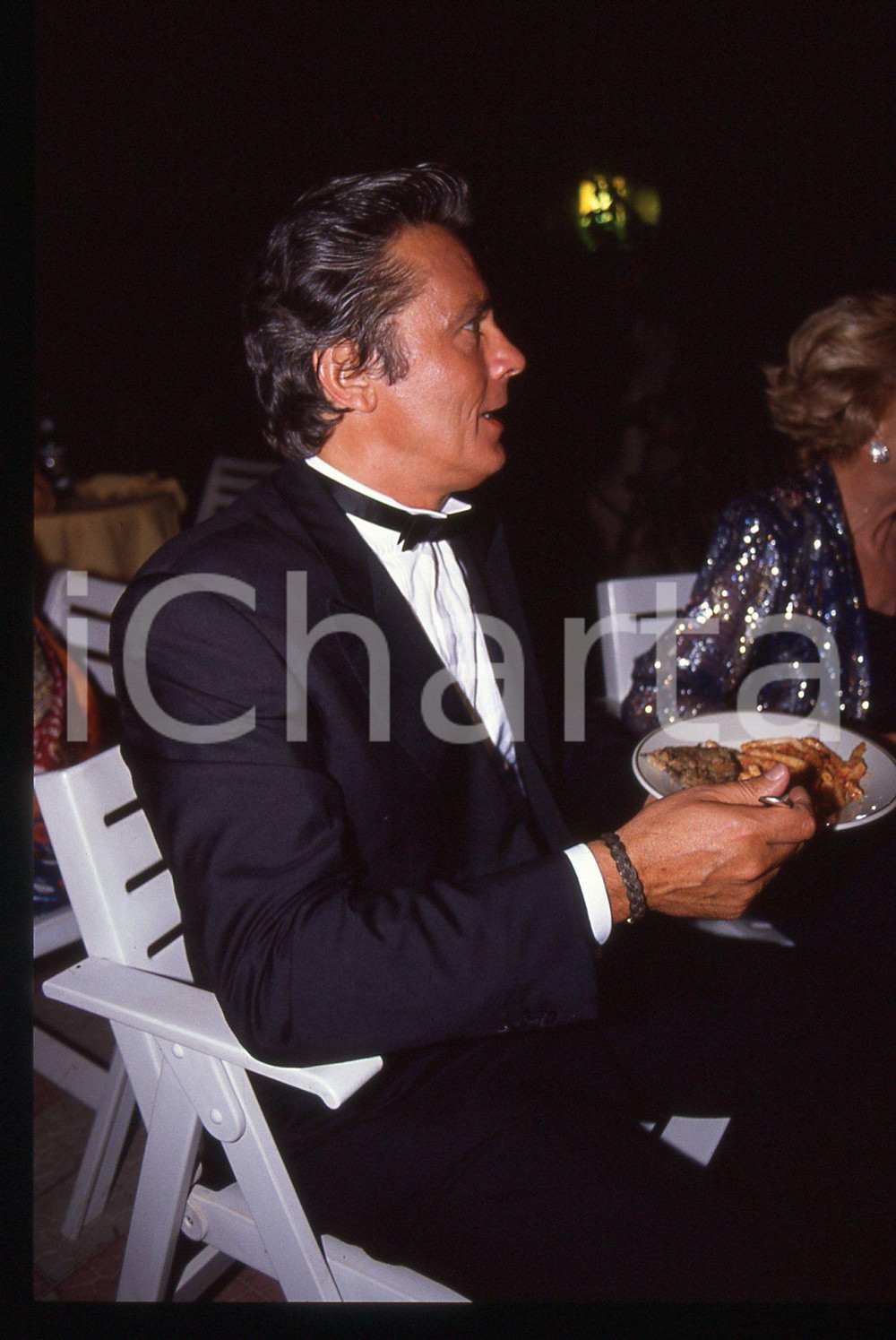 Alain DELON - CINEMA 1990 ca 35 mm vintage slide 39 Diapositiva d'epoca, in formato 35 mm.CONDIZIONI: GOODE' severamente vietata la riproduzione. Tutti i diritti sono riservati.ICharta mette in vendita, sul negozio eBay e in esclusiva sul sito "icharta" il proprio archivio composto da numerose diapositive e negativi fotografici d'epoca, tutti originali e autentici, che attraversano la storia del costume italiano tra gli la fine degli anni Sessanta e Novanta.Si tratta di uno sguardo inedito sull'attualità, la politica, la vita quotidiana, il gossip e la cultura, che fotografa il cambiamento della nazione in quest'ultimo scorcio del XX secolo. Un'occasione unica per il mercato del collezionismo, che vede finalmente disponibile un archivio eccezionale per vastità, tematiche e condizioni, in un settore (il negativo fotografico e la diapositiva) di assoluta novità e dalle interessanti prospettive di investimento.  GOOD/buono   originale e autentica 1