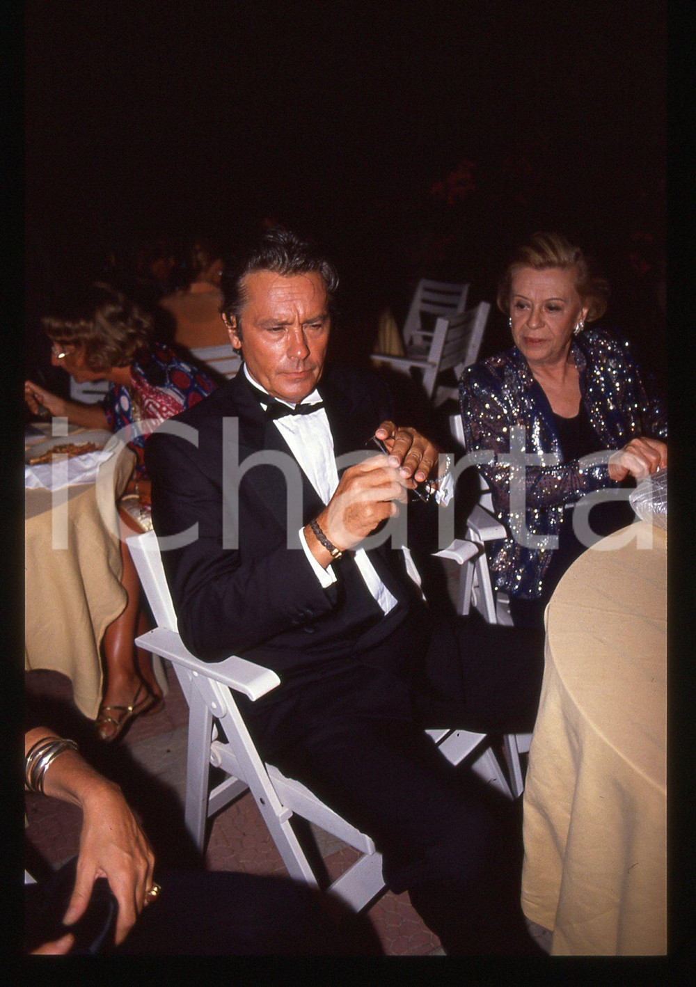Alain DELON Giulietta MASINA - CINEMA 1990 ca 35 mm vintage slide 41 Diapositiva d'epoca, in formato 35 mm.CONDIZIONI: GOODE' severamente vietata la riproduzione. Tutti i diritti sono riservati.ICharta mette in vendita, sul negozio eBay e in esclusiva sul sito "icharta" il proprio archivio composto da numerose diapositive e negativi fotografici d'epoca, tutti originali e autentici, che attraversano la storia del costume italiano tra gli la fine degli anni Sessanta e Novanta.Si tratta di uno sguardo inedito sull'attualità, la politica, la vita quotidiana, il gossip e la cultura, che fotografa il cambiamento della nazione in quest'ultimo scorcio del XX secolo. Un'occasione unica per il mercato del collezionismo, che vede finalmente disponibile un archivio eccezionale per vastità, tematiche e condizioni, in un settore (il negativo fotografico e la diapositiva) di assoluta novità e dalle interessanti prospettive di investimento.  GOOD/buono   originale e autentica 1