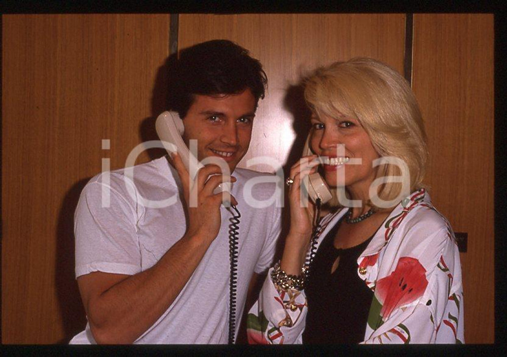 Fotografia d epoca originale Amanda LEAR Giorgio MASTROTA al telefono 1989  35 mm vintage slide 1 1