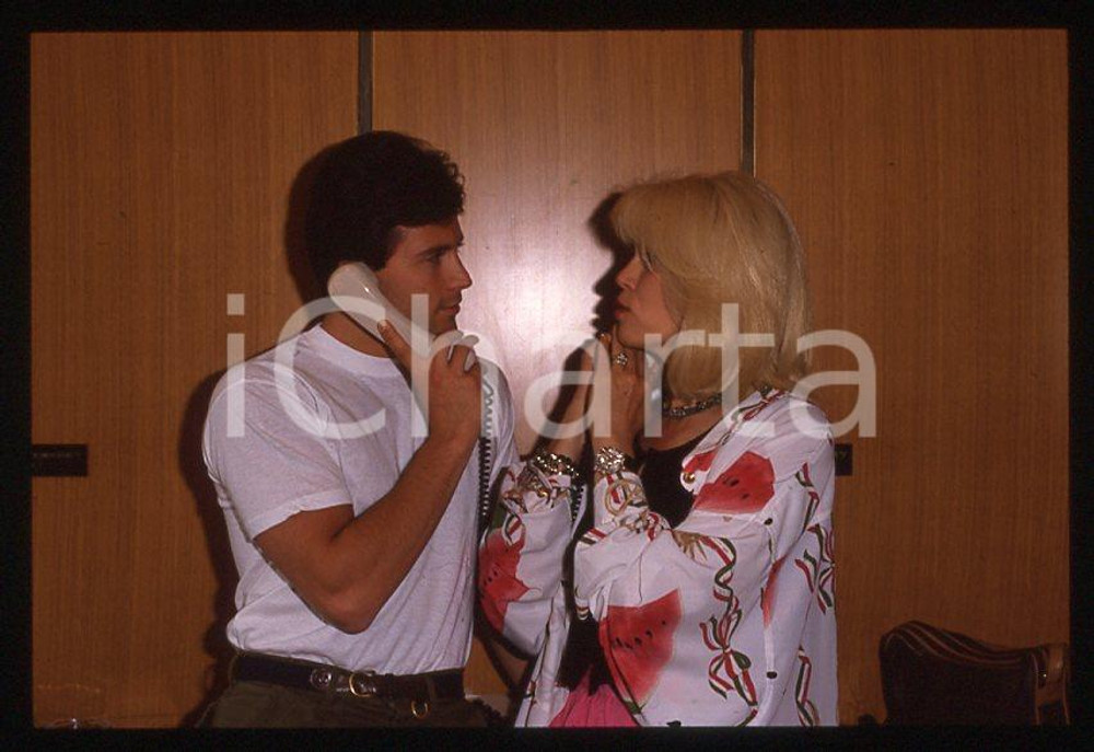 Amanda LEAR Giorgio MASTROTA al telefono 1989 - 35 mm vintage slide (5) Diapositiva d'epoca, in formato 35 mm.CONDIZIONI: GOODE' severamente vietata la riproduzione. Tutti i diritti sono riservati.Nella diapositiva ICharta mette in vendita, sul negozio eBay e in esclusiva sul sito "icharta" il proprio archivio composto da numerose diapositive e negativi fotografici d'epoca, tutti originali e autentici, che attraversano la storia del costume italiano tra gli la fine degli anni Sessanta e Novanta.Si tratta di uno sguardo inedito sull'attualità, la politica, la vita quotidiana, il gossip e la cultura, che fotografa il cambiamento della nazione in quest'ultimo scorcio del XX secolo. Un'occasione unica per il mercato del collezionismo, che vede finalmente disponibile un archivio eccezionale per vastità, tematiche e condizioni, in un settore (il negativo fotografico e la diapositiva) di assoluta novità e dalle interessanti prospettive di investimento.  GOOD/buono   originale e autentica 1