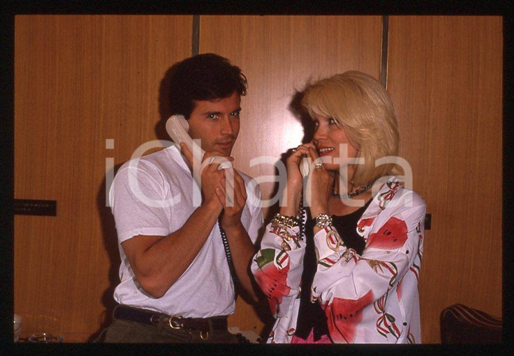 Fotografia d epoca originale Amanda LEAR Giorgio MASTROTA al telefono 1989  35 mm vintage slide 4 1