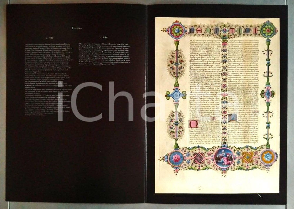 2000ca BIBBIA DI BORSO D'ESTE Riproduzione tavola PENTATEUCO Levitico c.44 r/v 1 Riproduzione in edizione di pregio di una tavola della Bibbia di Borso d'Este.Dal Pentateuco, Levitico c. 44 r/vCompleta di busta, cartella di protezione per la tavola, una pubblicazione relativa al progetto Biblioteca Itinerante della Biblioteca Estense universitaria di Modena, e un catalogo delle opere pubblicate da Art Codex.EDITORE: Art Codex FAIR/discreto Residuo di incollatura sulla busta Formato: 32x44 cm originale e autentica 1