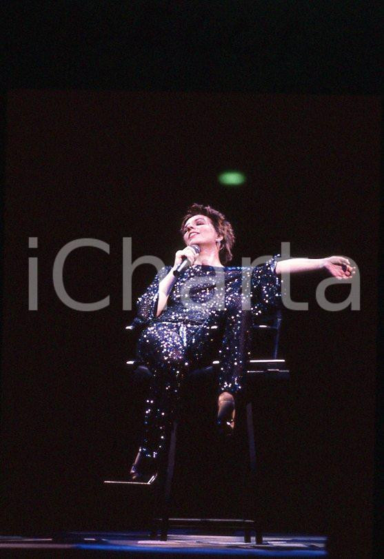 Fotografia d epoca originale Liza MINNELLI on stage  ITALY ? 1990 ca  35 mm vintage slide 2 1