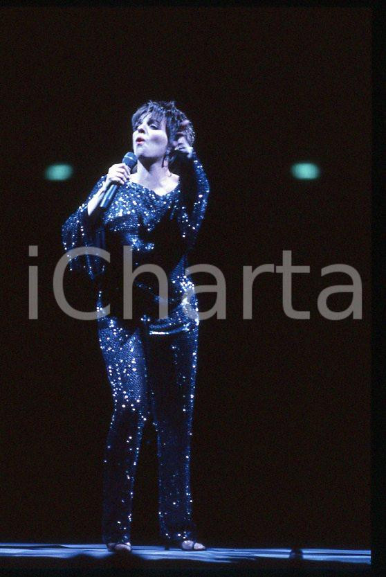 Fotografia d epoca originale Liza MINNELLI on stage  ITALY ? 1990 ca  35 mm vintage slide 1 1