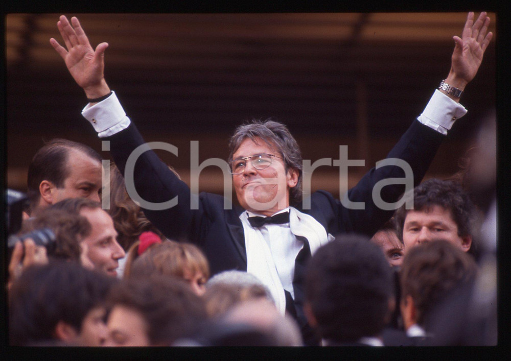 Alain DELON - FESTIVAL CINEMA CANNES 1990 35 mm vintage slide 4 Diapositiva d'epoca, in formato 35 mm.CONDIZIONI: GOODE' severamente vietata la riproduzione. Tutti i diritti sono riservati.ICharta mette in vendita, sul negozio eBay e in esclusiva sul sito "icharta" il proprio archivio composto da numerose diapositive e negativi fotografici d'epoca, tutti originali e autentici, che attraversano la storia del costume italiano tra gli la fine degli anni Sessanta e Novanta.Si tratta di uno sguardo inedito sull'attualità, la politica, la vita quotidiana, il gossip e la cultura, che fotografa il cambiamento della nazione in quest'ultimo scorcio del XX secolo. Un'occasione unica per il mercato del collezionismo, che vede finalmente disponibile un archivio eccezionale per vastità, tematiche e condizioni, in un settore (il negativo fotografico e la diapositiva) di assoluta novità e dalle interessanti prospettive di investimento.  GOOD/buono   originale e autentica 1