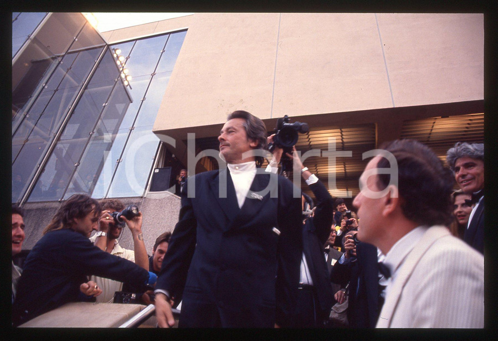 Alain DELON - FESTIVAL CINEMA CANNES 1990 35 mm vintage slide 5 Diapositiva d'epoca, in formato 35 mm.CONDIZIONI: GOODE' severamente vietata la riproduzione. Tutti i diritti sono riservati.ICharta mette in vendita, sul negozio eBay e in esclusiva sul sito "icharta" il proprio archivio composto da numerose diapositive e negativi fotografici d'epoca, tutti originali e autentici, che attraversano la storia del costume italiano tra gli la fine degli anni Sessanta e Novanta.Si tratta di uno sguardo inedito sull'attualità, la politica, la vita quotidiana, il gossip e la cultura, che fotografa il cambiamento della nazione in quest'ultimo scorcio del XX secolo. Un'occasione unica per il mercato del collezionismo, che vede finalmente disponibile un archivio eccezionale per vastità, tematiche e condizioni, in un settore (il negativo fotografico e la diapositiva) di assoluta novità e dalle interessanti prospettive di investimento.  GOOD/buono   originale e autentica 1