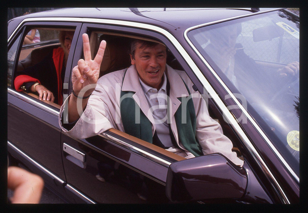 Alain DELON - CINEMA 1990 ca 35 mm vintage slide 42 Diapositiva d'epoca, in formato 35 mm.CONDIZIONI: GOODE' severamente vietata la riproduzione. Tutti i diritti sono riservati.ICharta mette in vendita, sul negozio eBay e in esclusiva sul sito "icharta" il proprio archivio composto da numerose diapositive e negativi fotografici d'epoca, tutti originali e autentici, che attraversano la storia del costume italiano tra gli la fine degli anni Sessanta e Novanta.Si tratta di uno sguardo inedito sull'attualità, la politica, la vita quotidiana, il gossip e la cultura, che fotografa il cambiamento della nazione in quest'ultimo scorcio del XX secolo. Un'occasione unica per il mercato del collezionismo, che vede finalmente disponibile un archivio eccezionale per vastità, tematiche e condizioni, in un settore (il negativo fotografico e la diapositiva) di assoluta novità e dalle interessanti prospettive di investimento.  GOOD/buono   originale e autentica 1