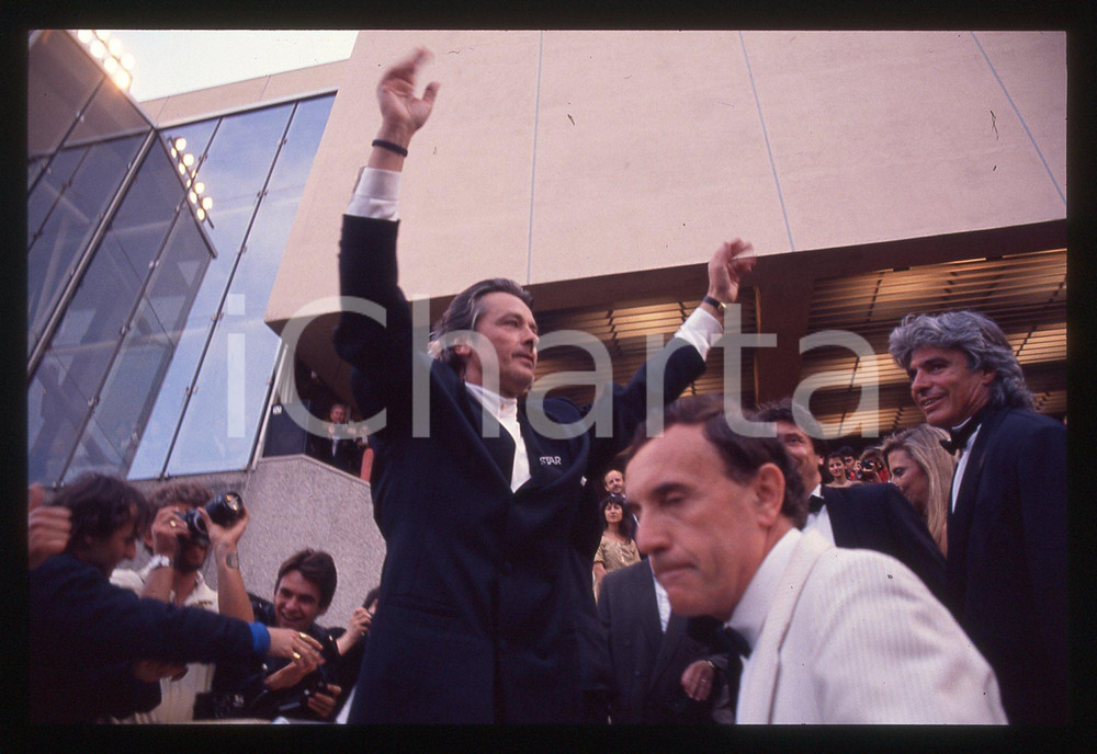Alain DELON - FESTIVAL CINEMA CANNES 1990 35 mm vintage slide 6 Diapositiva d'epoca, in formato 35 mm.CONDIZIONI: GOODE' severamente vietata la riproduzione. Tutti i diritti sono riservati.ICharta mette in vendita, sul negozio eBay e in esclusiva sul sito "icharta" il proprio archivio composto da numerose diapositive e negativi fotografici d'epoca, tutti originali e autentici, che attraversano la storia del costume italiano tra gli la fine degli anni Sessanta e Novanta.Si tratta di uno sguardo inedito sull'attualità, la politica, la vita quotidiana, il gossip e la cultura, che fotografa il cambiamento della nazione in quest'ultimo scorcio del XX secolo. Un'occasione unica per il mercato del collezionismo, che vede finalmente disponibile un archivio eccezionale per vastità, tematiche e condizioni, in un settore (il negativo fotografico e la diapositiva) di assoluta novità e dalle interessanti prospettive di investimento.  GOOD/buono   originale e autentica 1