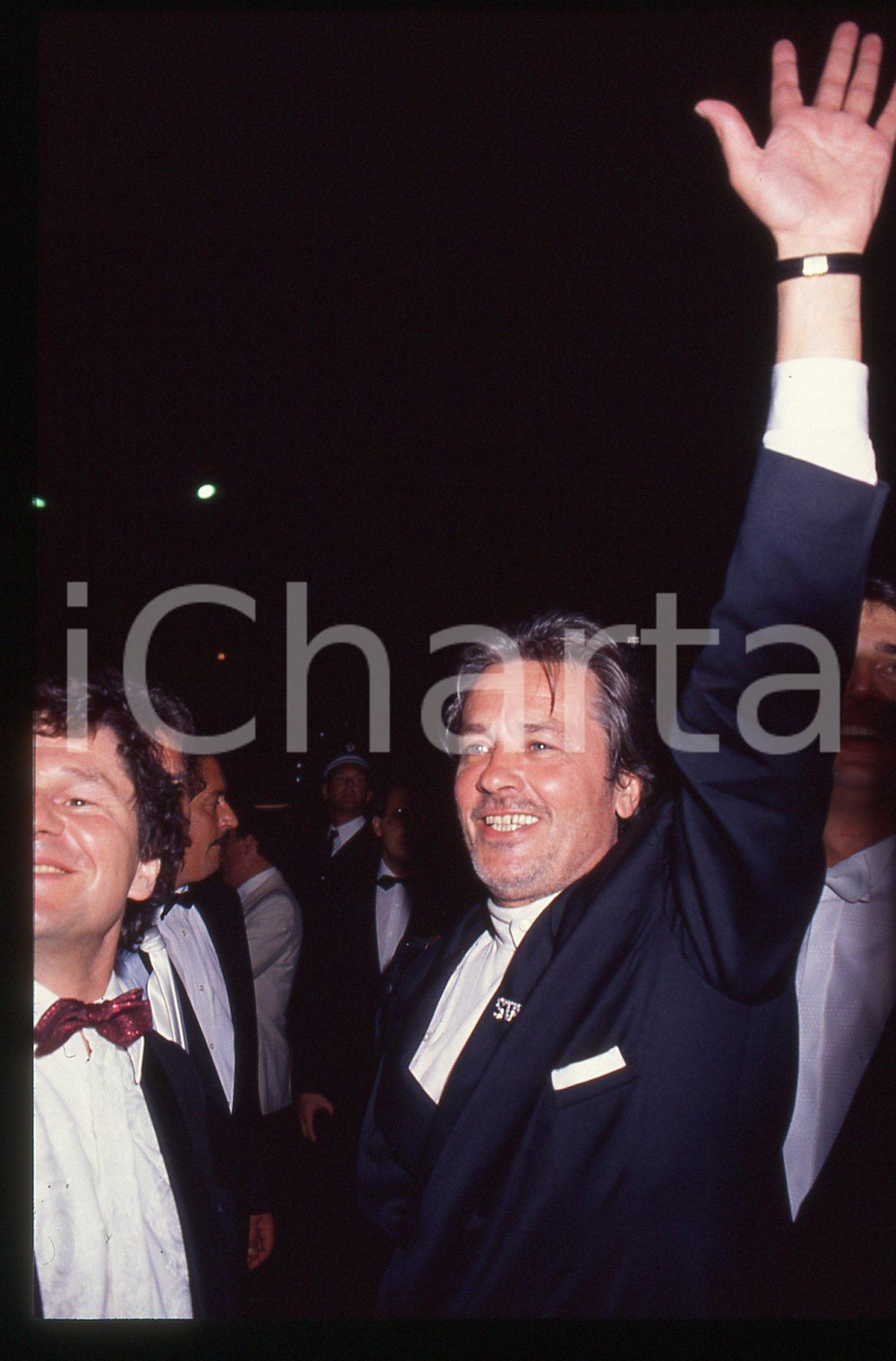 Alain DELON - FESTIVAL CINEMA CANNES 1990 35 mm vintage slide 7 Diapositiva d'epoca, in formato 35 mm.CONDIZIONI: GOODE' severamente vietata la riproduzione. Tutti i diritti sono riservati. ICharta mette in vendita, sul negozio eBay e in esclusiva sul sito "icharta" il proprio archivio composto da numerose diapositive e negativi fotografici d'epoca, tutti originali e autentici, che attraversano la storia del costume italiano tra gli la fine degli anni Sessanta e Novanta.Si tratta di uno sguardo inedito sull'attualità, la politica, la vita quotidiana, il gossip e la cultura, che fotografa il cambiamento della nazione in quest'ultimo scorcio del XX secolo. Un'occasione unica per il mercato del collezionismo, che vede finalmente disponibile un archivio eccezionale per vastità, tematiche e condizioni, in un settore (il negativo fotografico e la diapositiva) di assoluta novità e dalle interessanti prospettive di investimento.  GOOD/buono   originale e autentica 1