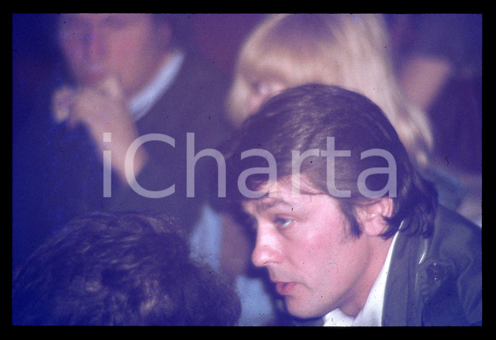 Alain DELON e Mireille DARC - CINEMA 1980 ca 35 mm vintage slide Diapositiva d'epoca, in formato 35 mm.CONDIZIONI: GOODE' severamente vietata la riproduzione. Tutti i diritti sono riservati.Nella diapositiva ICharta mette in vendita, sul negozio eBay e in esclusiva sul sito "icharta" il proprio archivio composto da numerose diapositive e negativi fotografici d'epoca, tutti originali e autentici, che attraversano la storia del costume italiano tra gli la fine degli anni Sessanta e Novanta.Si tratta di uno sguardo inedito sull'attualit&agrave;, la politica, la vita quotidiana, il gossip e la cultura, che fotografa il cambiamento della nazione in quest'ultimo scorcio del XX secolo. Un'occasione unica per il mercato del collezionismo, che vede finalmente disponibile un archivio eccezionale per vastit&agrave;, tematiche e condizioni, in un settore (il negativo fotografico e la diapositiva) di assoluta novit&agrave; e dalle interessanti prospettive di investimento.  GOOD/buono   originale e autentica 1
