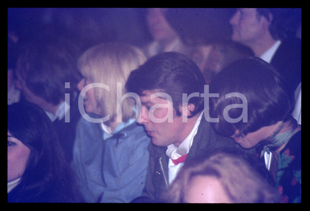 Alain DELON e Mireille DARC - CINEMA 1980 ca 35 mm vintage slide 2 Diapositiva d'epoca, in formato 35 mm.CONDIZIONI: GOODE' severamente vietata la riproduzione. Tutti i diritti sono riservati. ICharta mette in vendita, sul negozio eBay e in esclusiva sul sito "icharta" il proprio archivio composto da numerose diapositive e negativi fotografici d'epoca, tutti originali e autentici, che attraversano la storia del costume italiano tra gli la fine degli anni Sessanta e Novanta.Si tratta di uno sguardo inedito sull'attualità, la politica, la vita quotidiana, il gossip e la cultura, che fotografa il cambiamento della nazione in quest'ultimo scorcio del XX secolo. Un'occasione unica per il mercato del collezionismo, che vede finalmente disponibile un archivio eccezionale per vastità, tematiche e condizioni, in un settore (il negativo fotografico e la diapositiva) di assoluta novità e dalle interessanti prospettive di investimento.  GOOD/buono   originale e autentica 1