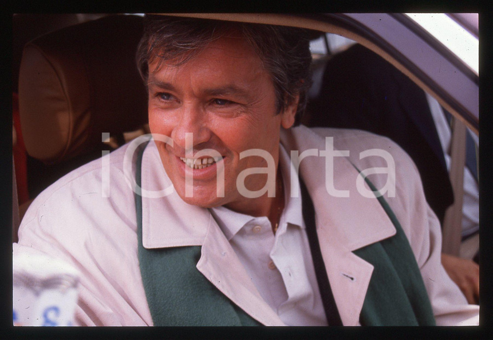 Alain DELON - CINEMA 1990 ca 35 mm vintage slide 44 Diapositiva d'epoca, in formato 35 mm.CONDIZIONI: GOODE' severamente vietata la riproduzione. Tutti i diritti sono riservati.Nella diapositiva ICharta mette in vendita, sul negozio eBay e in esclusiva sul sito "icharta" il proprio archivio composto da numerose diapositive e negativi fotografici d'epoca, tutti originali e autentici, che attraversano la storia del costume italiano tra gli la fine degli anni Sessanta e Novanta.Si tratta di uno sguardo inedito sull'attualit&agrave;, la politica, la vita quotidiana, il gossip e la cultura, che fotografa il cambiamento della nazione in quest'ultimo scorcio del XX secolo. Un'occasione unica per il mercato del collezionismo, che vede finalmente disponibile un archivio eccezionale per vastit&agrave;, tematiche e condizioni, in un settore (il negativo fotografico e la diapositiva) di assoluta novit&agrave; e dalle interessanti prospettive di investimento.  GOOD/buono   originale e autentica 1
