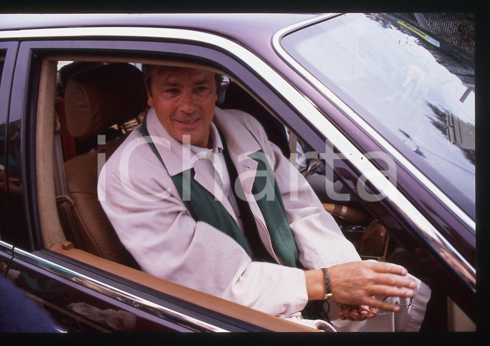 Alain DELON - CINEMA 1990 ca 35 mm vintage slide 46 Diapositiva d'epoca, in formato 35 mm.CONDIZIONI: GOODE' severamente vietata la riproduzione. Tutti i diritti sono riservati. ICharta mette in vendita, sul negozio eBay e in esclusiva sul sito "icharta" il proprio archivio composto da numerose diapositive e negativi fotografici d'epoca, tutti originali e autentici, che attraversano la storia del costume italiano tra gli la fine degli anni Sessanta e Novanta.Si tratta di uno sguardo inedito sull'attualità, la politica, la vita quotidiana, il gossip e la cultura, che fotografa il cambiamento della nazione in quest'ultimo scorcio del XX secolo. Un'occasione unica per il mercato del collezionismo, che vede finalmente disponibile un archivio eccezionale per vastità, tematiche e condizioni, in un settore (il negativo fotografico e la diapositiva) di assoluta novità e dalle interessanti prospettive di investimento.  GOOD/buono   originale e autentica 1