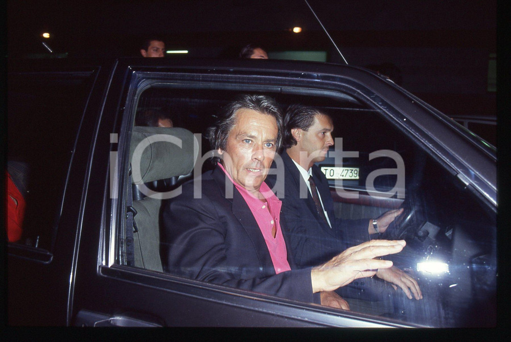 Alain DELON - CINEMA 1990 ca 35 mm vintage slide 47 Diapositiva d'epoca, in formato 35 mm.CONDIZIONI: GOODE' severamente vietata la riproduzione. Tutti i diritti sono riservati.ICharta mette in vendita, sul negozio eBay e in esclusiva sul sito "icharta" il proprio archivio composto da numerose diapositive e negativi fotografici d'epoca, tutti originali e autentici, che attraversano la storia del costume italiano tra gli la fine degli anni Sessanta e Novanta.Si tratta di uno sguardo inedito sull'attualità, la politica, la vita quotidiana, il gossip e la cultura, che fotografa il cambiamento della nazione in quest'ultimo scorcio del XX secolo. Un'occasione unica per il mercato del collezionismo, che vede finalmente disponibile un archivio eccezionale per vastità, tematiche e condizioni, in un settore (il negativo fotografico e la diapositiva) di assoluta novità e dalle interessanti prospettive di investimento.  GOOD/buono   originale e autentica 1