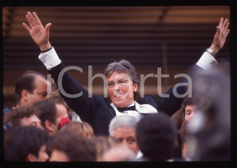 Alain DELON - FESTIVAL CINEMA CANNES 1990 35 mm vintage slide 8 Diapositiva d'epoca, in formato 35 mm.CONDIZIONI: GOODE' severamente vietata la riproduzione. Tutti i diritti sono riservati.ICharta mette in vendita, sul negozio eBay e in esclusiva sul sito "icharta" il proprio archivio composto da numerose diapositive e negativi fotografici d'epoca, tutti originali e autentici, che attraversano la storia del costume italiano tra gli la fine degli anni Sessanta e Novanta.Si tratta di uno sguardo inedito sull'attualità, la politica, la vita quotidiana, il gossip e la cultura, che fotografa il cambiamento della nazione in quest'ultimo scorcio del XX secolo. Un'occasione unica per il mercato del collezionismo, che vede finalmente disponibile un archivio eccezionale per vastità, tematiche e condizioni, in un settore (il negativo fotografico e la diapositiva) di assoluta novità e dalle interessanti prospettive di investimento.  GOOD/buono   originale e autentica 1