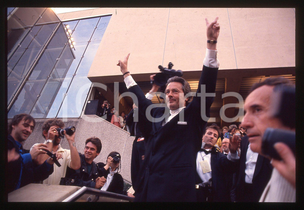 Alain DELON - FESTIVAL CINEMA CANNES 1990 35 mm vintage slide 9 Diapositiva d'epoca, in formato 35 mm.CONDIZIONI: GOODE' severamente vietata la riproduzione. Tutti i diritti sono riservati.ICharta mette in vendita, sul negozio eBay e in esclusiva sul sito "icharta" il proprio archivio composto da numerose diapositive e negativi fotografici d'epoca, tutti originali e autentici, che attraversano la storia del costume italiano tra gli la fine degli anni Sessanta e Novanta.Si tratta di uno sguardo inedito sull'attualità, la politica, la vita quotidiana, il gossip e la cultura, che fotografa il cambiamento della nazione in quest'ultimo scorcio del XX secolo. Un'occasione unica per il mercato del collezionismo, che vede finalmente disponibile un archivio eccezionale per vastità, tematiche e condizioni, in un settore (il negativo fotografico e la diapositiva) di assoluta novità e dalle interessanti prospettive di investimento.  GOOD/buono   originale e autentica 1