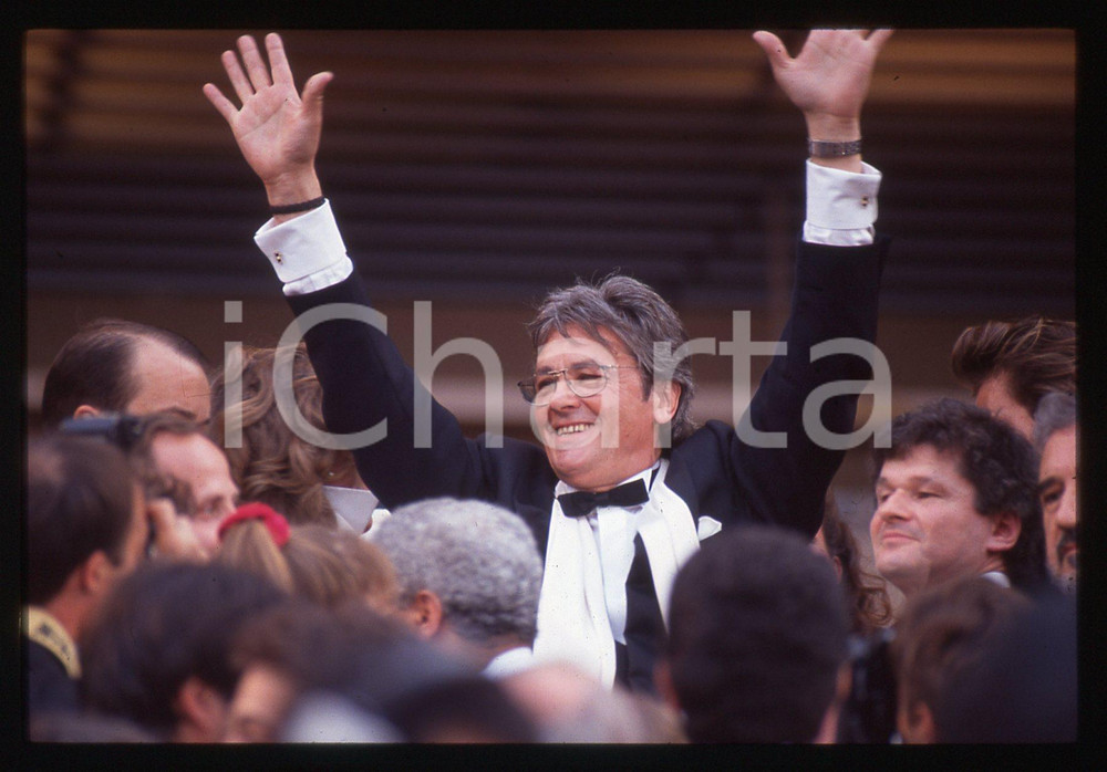 Alain DELON - FESTIVAL CINEMA CANNES 1990 35 mm vintage slide 10 Diapositiva d'epoca, in formato 35 mm.CONDIZIONI: GOODE' severamente vietata la riproduzione. Tutti i diritti sono riservati. ICharta mette in vendita, sul negozio eBay e in esclusiva sul sito "icharta" il proprio archivio composto da numerose diapositive e negativi fotografici d'epoca, tutti originali e autentici, che attraversano la storia del costume italiano tra gli la fine degli anni Sessanta e Novanta.Si tratta di uno sguardo inedito sull'attualità, la politica, la vita quotidiana, il gossip e la cultura, che fotografa il cambiamento della nazione in quest'ultimo scorcio del XX secolo. Un'occasione unica per il mercato del collezionismo, che vede finalmente disponibile un archivio eccezionale per vastità, tematiche e condizioni, in un settore (il negativo fotografico e la diapositiva) di assoluta novità e dalle interessanti prospettive di investimento.  GOOD/buono   originale e autentica 1