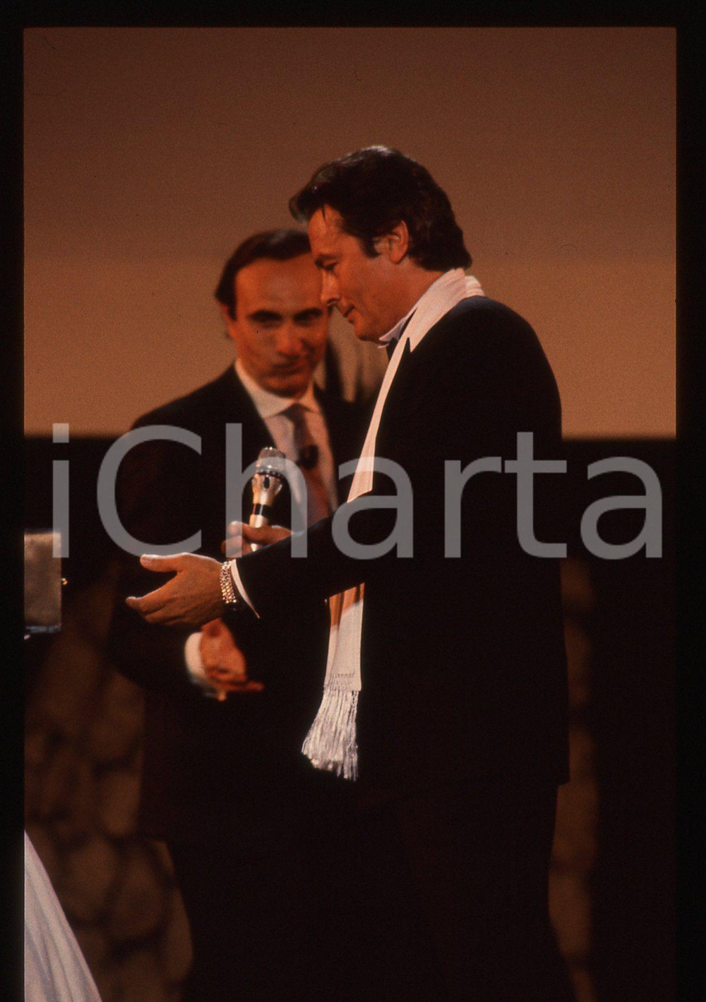 Alain DELON e Pippo BAUDO - TEATRO GRECO TAORMINA 1989 35 mm vintage slide 4 Diapositiva d'epoca, in formato 35 mm.CONDIZIONI: GOODE' severamente vietata la riproduzione. Tutti i diritti sono riservati.ICharta mette in vendita, sul negozio eBay e in esclusiva sul sito "icharta" il proprio archivio composto da numerose diapositive e negativi fotografici d'epoca, tutti originali e autentici, che attraversano la storia del costume italiano tra gli la fine degli anni Sessanta e Novanta.Si tratta di uno sguardo inedito sull'attualità, la politica, la vita quotidiana, il gossip e la cultura, che fotografa il cambiamento della nazione in quest'ultimo scorcio del XX secolo. Un'occasione unica per il mercato del collezionismo, che vede finalmente disponibile un archivio eccezionale per vastità, tematiche e condizioni, in un settore (il negativo fotografico e la diapositiva) di assoluta novità e dalle interessanti prospettive di investimento.  GOOD/buono   originale e autentica 1