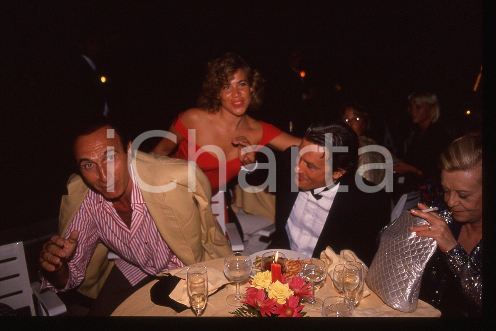 Alain DELON Pippo BAUDO Giulietta MASINA - CINEMA 1990 ca 35 mm vintage slide 2 Diapositiva d'epoca, in formato 35 mm.CONDIZIONI: GOODE' severamente vietata la riproduzione. Tutti i diritti sono riservati.ICharta mette in vendita, sul negozio eBay e in esclusiva sul sito "icharta" il proprio archivio composto da numerose diapositive e negativi fotografici d'epoca, tutti originali e autentici, che attraversano la storia del costume italiano tra gli la fine degli anni Sessanta e Novanta.Si tratta di uno sguardo inedito sull'attualità, la politica, la vita quotidiana, il gossip e la cultura, che fotografa il cambiamento della nazione in quest'ultimo scorcio del XX secolo. Un'occasione unica per il mercato del collezionismo, che vede finalmente disponibile un archivio eccezionale per vastità, tematiche e condizioni, in un settore (il negativo fotografico e la diapositiva) di assoluta novità e dalle interessanti prospettive di investimento.  GOOD/buono   originale e autentica 1