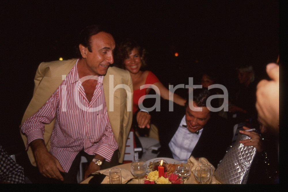 Alain DELON e Pippo BAUDO - CINEMA 1990 ca 35 mm vintage slide 3 Diapositiva d'epoca, in formato 35 mm.CONDIZIONI: GOODE' severamente vietata la riproduzione. Tutti i diritti sono riservati.ICharta mette in vendita, sul negozio eBay e in esclusiva sul sito "icharta" il proprio archivio composto da numerose diapositive e negativi fotografici d'epoca, tutti originali e autentici, che attraversano la storia del costume italiano tra gli la fine degli anni Sessanta e Novanta.Si tratta di uno sguardo inedito sull'attualità, la politica, la vita quotidiana, il gossip e la cultura, che fotografa il cambiamento della nazione in quest'ultimo scorcio del XX secolo. Un'occasione unica per il mercato del collezionismo, che vede finalmente disponibile un archivio eccezionale per vastità, tematiche e condizioni, in un settore (il negativo fotografico e la diapositiva) di assoluta novità e dalle interessanti prospettive di investimento.  GOOD/buono   originale e autentica 1