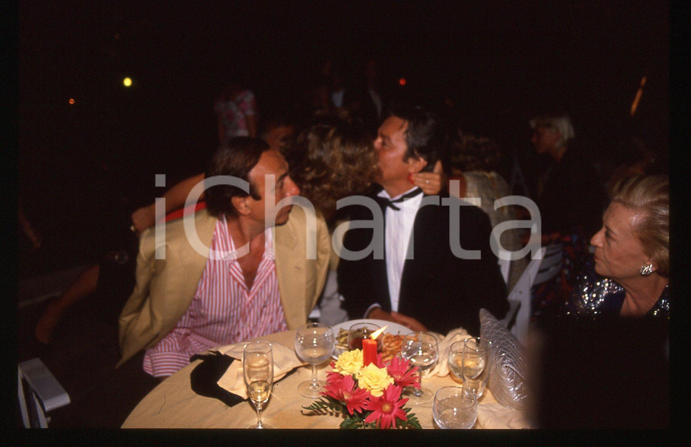 Alain DELON e Pippo BAUDO - CINEMA 1990 ca 35 mm vintage slide 4 Diapositiva d'epoca, in formato 35 mm.CONDIZIONI: GOODE' severamente vietata la riproduzione. Tutti i diritti sono riservati.ICharta mette in vendita, sul negozio eBay e in esclusiva sul sito "icharta" il proprio archivio composto da numerose diapositive e negativi fotografici d'epoca, tutti originali e autentici, che attraversano la storia del costume italiano tra gli la fine degli anni Sessanta e Novanta.Si tratta di uno sguardo inedito sull'attualità, la politica, la vita quotidiana, il gossip e la cultura, che fotografa il cambiamento della nazione in quest'ultimo scorcio del XX secolo. Un'occasione unica per il mercato del collezionismo, che vede finalmente disponibile un archivio eccezionale per vastità, tematiche e condizioni, in un settore (il negativo fotografico e la diapositiva) di assoluta novità e dalle interessanti prospettive di investimento.  GOOD/buono   originale e autentica 1