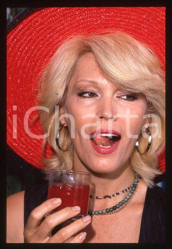 Fotografia d epoca originale Amanda LEAR con cappello rosso 1980 ca  35 mm vintage slide 1 1