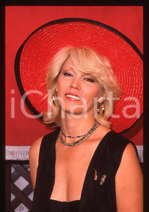 Fotografia d epoca originale Amanda LEAR con cappello rosso 1980 ca  35 mm vintage slide 2 1