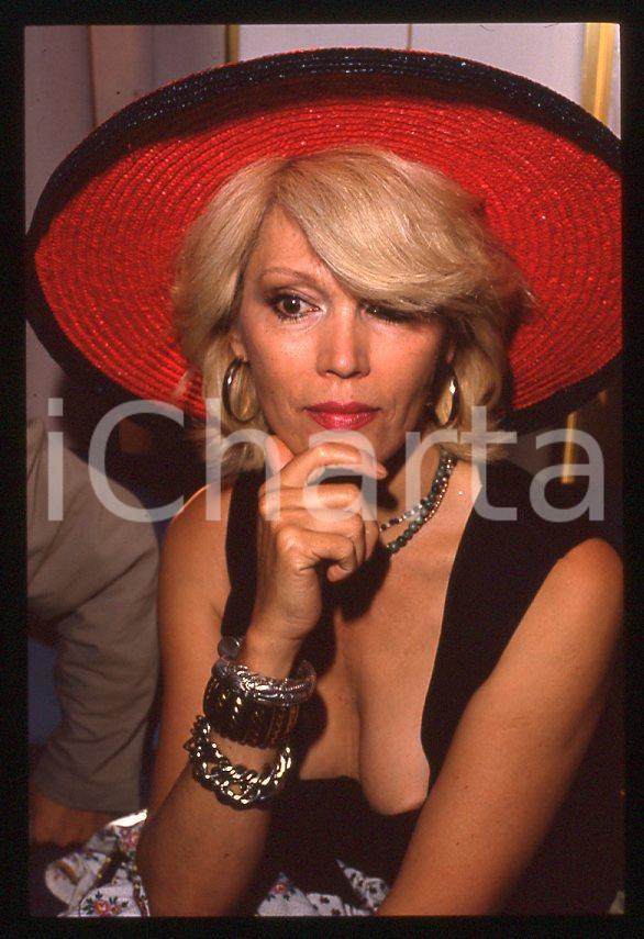 Fotografia d epoca originale Amanda LEAR con cappello rosso 1980 ca  35 mm vintage slide 12 1