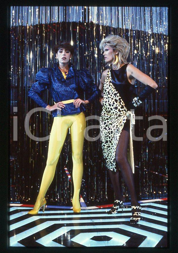 Fotografia d epoca originale Amanda LEAR Nadia CASSSINI a Premiatissima 1983  35 mm vintage slide 3 1