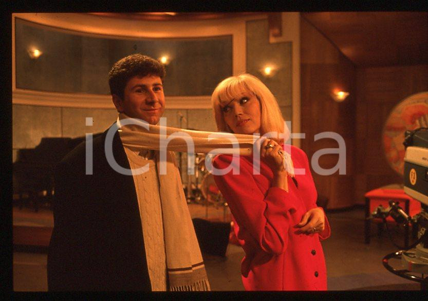 Fotografia d epoca originale Fabio FAZIO Amanda LEAR  RAI 3 Mai dire mai 1988  35 mm vintage slide 1 1