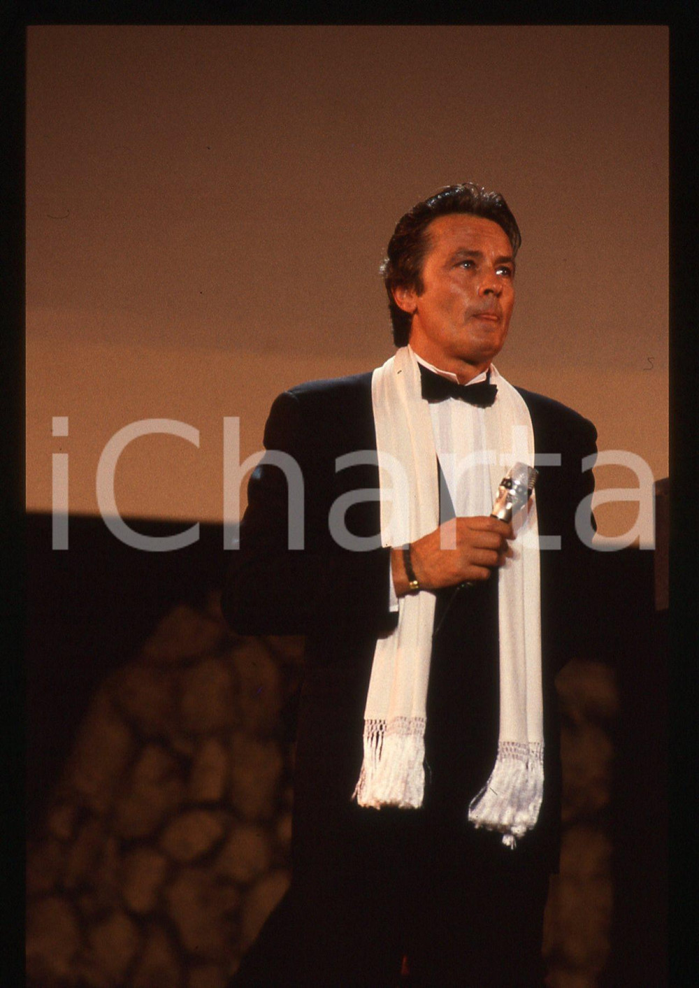 Alain DELON - TEATRO GRECO TAORMINA 1989 35 mm vintage slide 10 Diapositiva d'epoca, in formato 35 mm.CONDIZIONI: GOODE' severamente vietata la riproduzione. Tutti i diritti sono riservati.ICharta mette in vendita, sul negozio eBay e in esclusiva sul sito "icharta" il proprio archivio composto da numerose diapositive e negativi fotografici d'epoca, tutti originali e autentici, che attraversano la storia del costume italiano tra gli la fine degli anni Sessanta e Novanta.Si tratta di uno sguardo inedito sull'attualità, la politica, la vita quotidiana, il gossip e la cultura, che fotografa il cambiamento della nazione in quest'ultimo scorcio del XX secolo. Un'occasione unica per il mercato del collezionismo, che vede finalmente disponibile un archivio eccezionale per vastità, tematiche e condizioni, in un settore (il negativo fotografico e la diapositiva) di assoluta novità e dalle interessanti prospettive di investimento.  GOOD/buono   originale e autentica 1