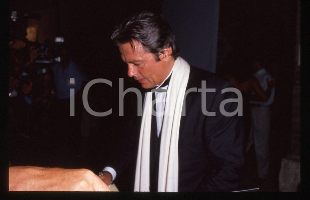 Alain DELON - CINEMA 1990 ca 35 mm vintage slide 48 Diapositiva d'epoca, in formato 35 mm.CONDIZIONI: GOODE' severamente vietata la riproduzione. Tutti i diritti sono riservati.ICharta mette in vendita, sul negozio eBay e in esclusiva sul sito "icharta" il proprio archivio composto da numerose diapositive e negativi fotografici d'epoca, tutti originali e autentici, che attraversano la storia del costume italiano tra gli la fine degli anni Sessanta e Novanta.Si tratta di uno sguardo inedito sull'attualità, la politica, la vita quotidiana, il gossip e la cultura, che fotografa il cambiamento della nazione in quest'ultimo scorcio del XX secolo. Un'occasione unica per il mercato del collezionismo, che vede finalmente disponibile un archivio eccezionale per vastità, tematiche e condizioni, in un settore (il negativo fotografico e la diapositiva) di assoluta novità e dalle interessanti prospettive di investimento.  GOOD/buono   originale e autentica 1