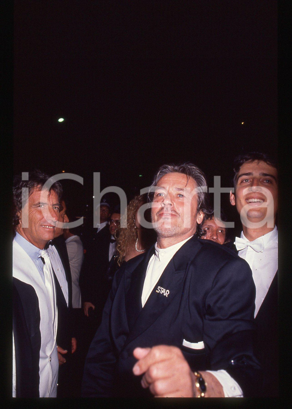 Alain DELON - FESTIVAL CINEMA CANNES 1990 35 mm vintage slide 11 Diapositiva d'epoca, in formato 35 mm.CONDIZIONI: GOODE' severamente vietata la riproduzione. Tutti i diritti sono riservati.ICharta mette in vendita, sul negozio eBay e in esclusiva sul sito "icharta" il proprio archivio composto da numerose diapositive e negativi fotografici d'epoca, tutti originali e autentici, che attraversano la storia del costume italiano tra gli la fine degli anni Sessanta e Novanta.Si tratta di uno sguardo inedito sull'attualità, la politica, la vita quotidiana, il gossip e la cultura, che fotografa il cambiamento della nazione in quest'ultimo scorcio del XX secolo. Un'occasione unica per il mercato del collezionismo, che vede finalmente disponibile un archivio eccezionale per vastità, tematiche e condizioni, in un settore (il negativo fotografico e la diapositiva) di assoluta novità e dalle interessanti prospettive di investimento.  GOOD/buono   originale e autentica 1