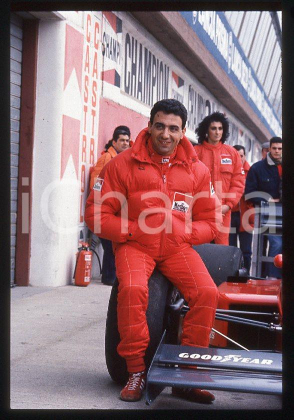 Michele ALBORETO Pilota FERRARI Formula 1 - 1985 ca - 35 mm vintage slide (1) Diapositiva d'epoca, in formato 35 mm. E' severamente vietata la riproduzione. Tutti i diritti sono riservati.  ICharta mette in vendita, sul negozio eBay e in esclusiva sul sito "icharta" il proprio archivio composto da numerose diapositive e negativi fotografici d'epoca, tutti originali e autentici, che attraversano la storia del costume tra la fine degli anni Sessanta e Novanta.Si tratta di uno sguardo inedito sull'attualit&agrave;, la politica, la vita quotidiana, il gossip e la cultura, che fotografa il cambiamento della nazione in quest'ultimo scorcio del XX secolo. Un'occasione unica per il mercato del collezionismo, che vede finalmente disponibile un archivio eccezionale per vastit&agrave;, tematiche e condizioni, in un settore (il negativo fotografico e la diapositiva) di assoluta novit&agrave; e dalle interessanti prospettive di investimento.  GOOD/buono   originale e autentica 1