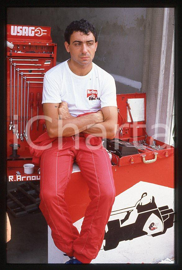 Michele ALBORETO Pilota FERRARI Formula 1 - 1985 ca - 35 mm vintage slide (2) Diapositiva d'epoca, in formato 35 mm. E' severamente vietata la riproduzione. Tutti i diritti sono riservati.  ICharta mette in vendita, sul negozio eBay e in esclusiva sul sito "icharta" il proprio archivio composto da numerose diapositive e negativi fotografici d'epoca, tutti originali e autentici, che attraversano la storia del costume tra la fine degli anni Sessanta e Novanta.Si tratta di uno sguardo inedito sull'attualit&agrave;, la politica, la vita quotidiana, il gossip e la cultura, che fotografa il cambiamento della nazione in quest'ultimo scorcio del XX secolo. Un'occasione unica per il mercato del collezionismo, che vede finalmente disponibile un archivio eccezionale per vastit&agrave;, tematiche e condizioni, in un settore (il negativo fotografico e la diapositiva) di assoluta novit&agrave; e dalle interessanti prospettive di investimento.  GOOD/buono   originale e autentica 1