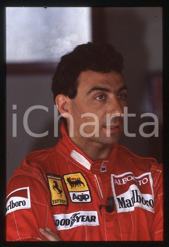 Michele ALBORETO Pilota FERRARI Formula 1 - 1985 ca - 35 mm vintage slide (4) Diapositiva d'epoca, in formato 35 mm. E' severamente vietata la riproduzione. Tutti i diritti sono riservati.  ICharta mette in vendita, sul negozio eBay e in esclusiva sul sito "icharta" il proprio archivio composto da numerose diapositive e negativi fotografici d'epoca, tutti originali e autentici, che attraversano la storia del costume tra la fine degli anni Sessanta e Novanta.Si tratta di uno sguardo inedito sull'attualit&agrave;, la politica, la vita quotidiana, il gossip e la cultura, che fotografa il cambiamento della nazione in quest'ultimo scorcio del XX secolo. Un'occasione unica per il mercato del collezionismo, che vede finalmente disponibile un archivio eccezionale per vastit&agrave;, tematiche e condizioni, in un settore (il negativo fotografico e la diapositiva) di assoluta novit&agrave; e dalle interessanti prospettive di investimento.  GOOD/buono   originale e autentica 1