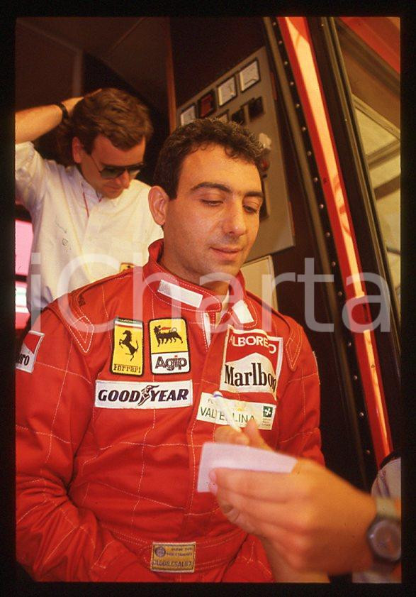 Michele ALBORETO Pilota FERRARI Formula 1 - 1985 ca - 35 mm vintage slide (3) Diapositiva d'epoca, in formato 35 mm. E' severamente vietata la riproduzione. Tutti i diritti sono riservati.  ICharta mette in vendita, sul negozio eBay e in esclusiva sul sito "icharta" il proprio archivio composto da numerose diapositive e negativi fotografici d'epoca, tutti originali e autentici, che attraversano la storia del costume tra la fine degli anni Sessanta e Novanta.Si tratta di uno sguardo inedito sull'attualit&agrave;, la politica, la vita quotidiana, il gossip e la cultura, che fotografa il cambiamento della nazione in quest'ultimo scorcio del XX secolo. Un'occasione unica per il mercato del collezionismo, che vede finalmente disponibile un archivio eccezionale per vastit&agrave;, tematiche e condizioni, in un settore (il negativo fotografico e la diapositiva) di assoluta novit&agrave; e dalle interessanti prospettive di investimento.  GOOD/buono   originale e autentica 1