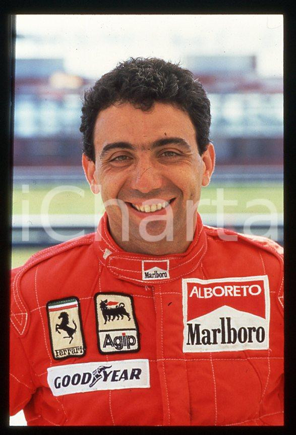 Michele ALBORETO Pilota FERRARI Formula 1 - 1985 ca - 35 mm vintage slide (5) Diapositiva d'epoca, in formato 35 mm. E' severamente vietata la riproduzione. Tutti i diritti sono riservati.  ICharta mette in vendita, sul negozio eBay e in esclusiva sul sito "icharta" il proprio archivio composto da numerose diapositive e negativi fotografici d'epoca, tutti originali e autentici, che attraversano la storia del costume tra la fine degli anni Sessanta e Novanta.Si tratta di uno sguardo inedito sull'attualit&agrave;, la politica, la vita quotidiana, il gossip e la cultura, che fotografa il cambiamento della nazione in quest'ultimo scorcio del XX secolo. Un'occasione unica per il mercato del collezionismo, che vede finalmente disponibile un archivio eccezionale per vastit&agrave;, tematiche e condizioni, in un settore (il negativo fotografico e la diapositiva) di assoluta novit&agrave; e dalle interessanti prospettive di investimento.  GOOD/buono   originale e autentica 1