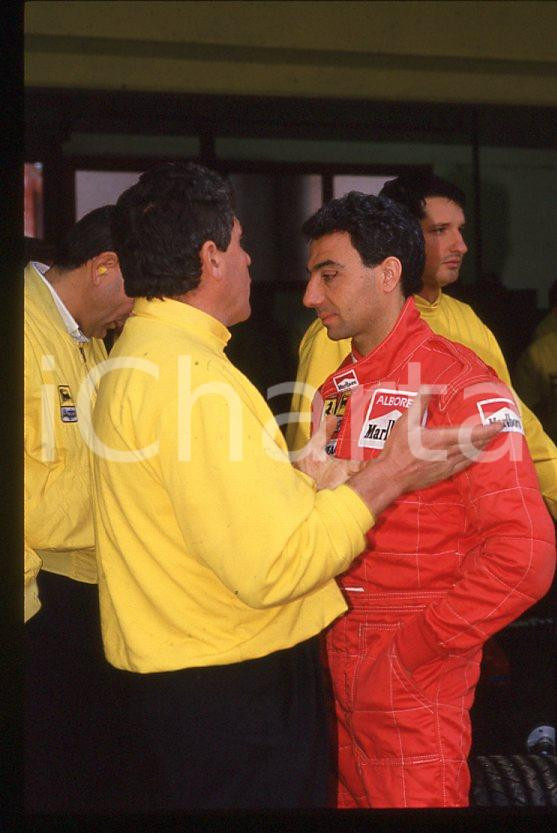 Michele ALBORETO Pilota FERRARI Formula 1 - 1985 ca - 35 mm vintage slide (8) Diapositiva d'epoca, in formato 35 mm. E' severamente vietata la riproduzione. Tutti i diritti sono riservati.  ICharta mette in vendita, sul negozio eBay e in esclusiva sul sito "icharta" il proprio archivio composto da numerose diapositive e negativi fotografici d'epoca, tutti originali e autentici, che attraversano la storia del costume tra la fine degli anni Sessanta e Novanta.Si tratta di uno sguardo inedito sull'attualit&agrave;, la politica, la vita quotidiana, il gossip e la cultura, che fotografa il cambiamento della nazione in quest'ultimo scorcio del XX secolo. Un'occasione unica per il mercato del collezionismo, che vede finalmente disponibile un archivio eccezionale per vastit&agrave;, tematiche e condizioni, in un settore (il negativo fotografico e la diapositiva) di assoluta novit&agrave; e dalle interessanti prospettive di investimento.  GOOD/buono   originale e autentica 1
