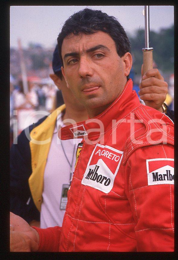Michele ALBORETO Pilota FERRARI Formula 1 - 1985 ca - 35 mm vintage slide (7) Diapositiva d'epoca, in formato 35 mm. E' severamente vietata la riproduzione. Tutti i diritti sono riservati.  ICharta mette in vendita, sul negozio eBay e in esclusiva sul sito "icharta" il proprio archivio composto da numerose diapositive e negativi fotografici d'epoca, tutti originali e autentici, che attraversano la storia del costume tra la fine degli anni Sessanta e Novanta.Si tratta di uno sguardo inedito sull'attualit&agrave;, la politica, la vita quotidiana, il gossip e la cultura, che fotografa il cambiamento della nazione in quest'ultimo scorcio del XX secolo. Un'occasione unica per il mercato del collezionismo, che vede finalmente disponibile un archivio eccezionale per vastit&agrave;, tematiche e condizioni, in un settore (il negativo fotografico e la diapositiva) di assoluta novit&agrave; e dalle interessanti prospettive di investimento.  GOOD/buono   originale e autentica 1