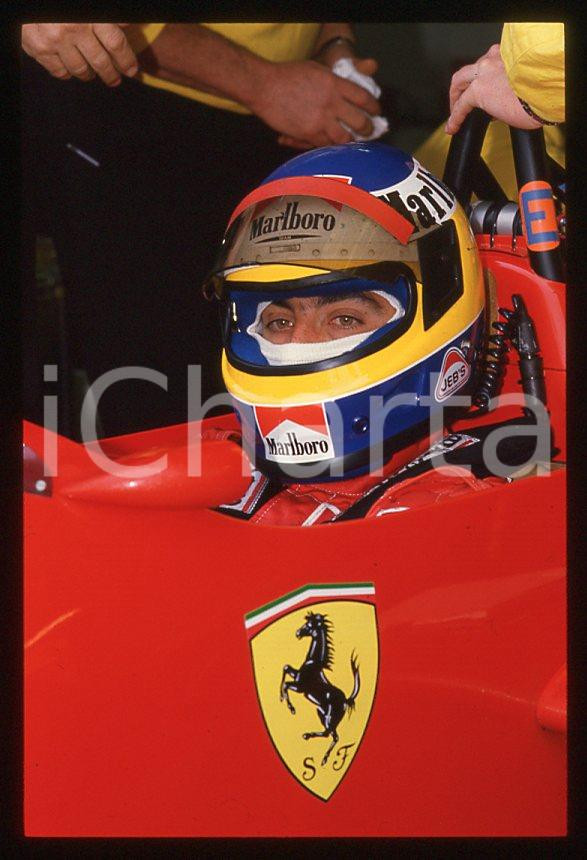 Michele ALBORETO Pilota FERRARI Formula 1 - 1985 ca - 35 mm vintage slide (10) Diapositiva d'epoca, in formato 35 mm. E' severamente vietata la riproduzione. Tutti i diritti sono riservati.  ICharta mette in vendita, sul negozio eBay e in esclusiva sul sito "icharta" il proprio archivio composto da numerose diapositive e negativi fotografici d'epoca, tutti originali e autentici, che attraversano la storia del costume tra la fine degli anni Sessanta e Novanta.Si tratta di uno sguardo inedito sull'attualit&agrave;, la politica, la vita quotidiana, il gossip e la cultura, che fotografa il cambiamento della nazione in quest'ultimo scorcio del XX secolo. Un'occasione unica per il mercato del collezionismo, che vede finalmente disponibile un archivio eccezionale per vastit&agrave;, tematiche e condizioni, in un settore (il negativo fotografico e la diapositiva) di assoluta novit&agrave; e dalle interessanti prospettive di investimento.  GOOD/buono   originale e autentica 1