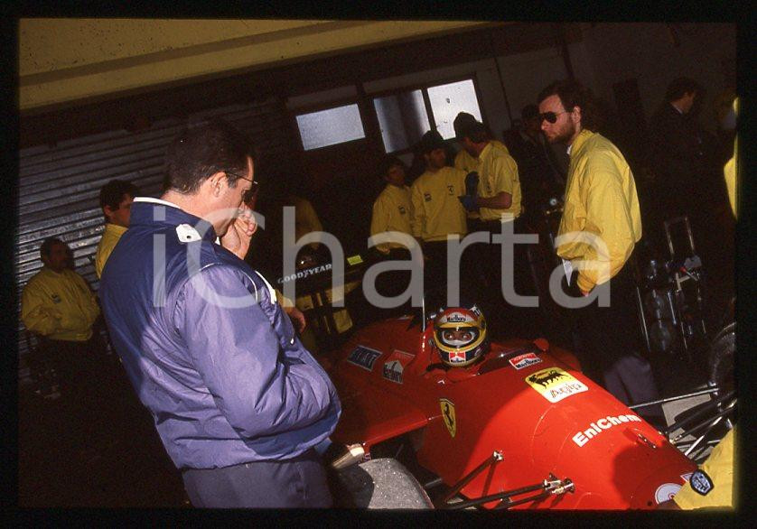 Michele ALBORETO Pilota FERRARI Formula 1 - 1985 ca - 35 mm vintage slide (9) Diapositiva d'epoca, in formato 35 mm. E' severamente vietata la riproduzione. Tutti i diritti sono riservati.  ICharta mette in vendita, sul negozio eBay e in esclusiva sul sito "icharta" il proprio archivio composto da numerose diapositive e negativi fotografici d'epoca, tutti originali e autentici, che attraversano la storia del costume tra la fine degli anni Sessanta e Novanta.Si tratta di uno sguardo inedito sull'attualit&agrave;, la politica, la vita quotidiana, il gossip e la cultura, che fotografa il cambiamento della nazione in quest'ultimo scorcio del XX secolo. Un'occasione unica per il mercato del collezionismo, che vede finalmente disponibile un archivio eccezionale per vastit&agrave;, tematiche e condizioni, in un settore (il negativo fotografico e la diapositiva) di assoluta novit&agrave; e dalle interessanti prospettive di investimento.  GOOD/buono   originale e autentica 1