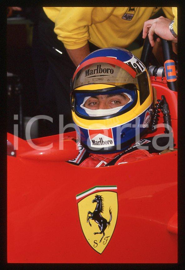 Michele ALBORETO Pilota FERRARI Formula 1 - 1985 ca - 35 mm vintage slide (12) Diapositiva d'epoca, in formato 35 mm. E' severamente vietata la riproduzione. Tutti i diritti sono riservati.  ICharta mette in vendita, sul negozio eBay e in esclusiva sul sito "icharta" il proprio archivio composto da numerose diapositive e negativi fotografici d'epoca, tutti originali e autentici, che attraversano la storia del costume tra la fine degli anni Sessanta e Novanta.Si tratta di uno sguardo inedito sull'attualit&agrave;, la politica, la vita quotidiana, il gossip e la cultura, che fotografa il cambiamento della nazione in quest'ultimo scorcio del XX secolo. Un'occasione unica per il mercato del collezionismo, che vede finalmente disponibile un archivio eccezionale per vastit&agrave;, tematiche e condizioni, in un settore (il negativo fotografico e la diapositiva) di assoluta novit&agrave; e dalle interessanti prospettive di investimento.  GOOD/buono   originale e autentica 1