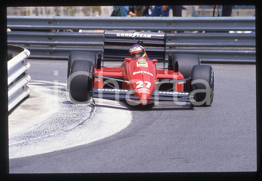 Michele ALBORETO Pilota FERRARI Formula 1 - 1985 ca - 35 mm vintage slide (16) Diapositiva d'epoca, in formato 35 mm. E' severamente vietata la riproduzione. Tutti i diritti sono riservati.  ICharta mette in vendita, sul negozio eBay e in esclusiva sul sito "icharta" il proprio archivio composto da numerose diapositive e negativi fotografici d'epoca, tutti originali e autentici, che attraversano la storia del costume tra la fine degli anni Sessanta e Novanta.Si tratta di uno sguardo inedito sull'attualit&agrave;, la politica, la vita quotidiana, il gossip e la cultura, che fotografa il cambiamento della nazione in quest'ultimo scorcio del XX secolo. Un'occasione unica per il mercato del collezionismo, che vede finalmente disponibile un archivio eccezionale per vastit&agrave;, tematiche e condizioni, in un settore (il negativo fotografico e la diapositiva) di assoluta novit&agrave; e dalle interessanti prospettive di investimento.  GOOD/buono   originale e autentica 1
