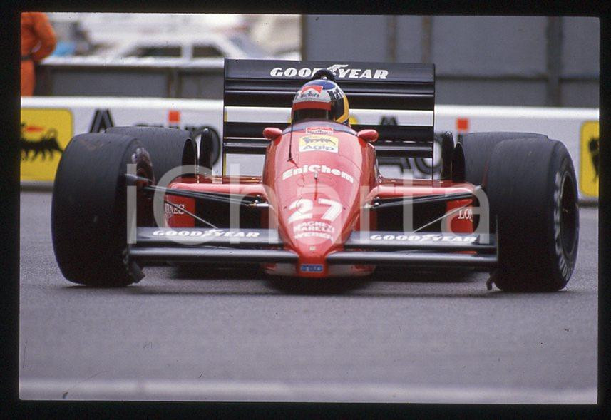 Michele ALBORETO Pilota FERRARI Formula 1 - 1985 ca - 35 mm vintage slide (15) Diapositiva d'epoca, in formato 35 mm. E' severamente vietata la riproduzione. Tutti i diritti sono riservati.  ICharta mette in vendita, sul negozio eBay e in esclusiva sul sito "icharta" il proprio archivio composto da numerose diapositive e negativi fotografici d'epoca, tutti originali e autentici, che attraversano la storia del costume tra la fine degli anni Sessanta e Novanta.Si tratta di uno sguardo inedito sull'attualit&agrave;, la politica, la vita quotidiana, il gossip e la cultura, che fotografa il cambiamento della nazione in quest'ultimo scorcio del XX secolo. Un'occasione unica per il mercato del collezionismo, che vede finalmente disponibile un archivio eccezionale per vastit&agrave;, tematiche e condizioni, in un settore (il negativo fotografico e la diapositiva) di assoluta novit&agrave; e dalle interessanti prospettive di investimento.  GOOD/buono   originale e autentica 1