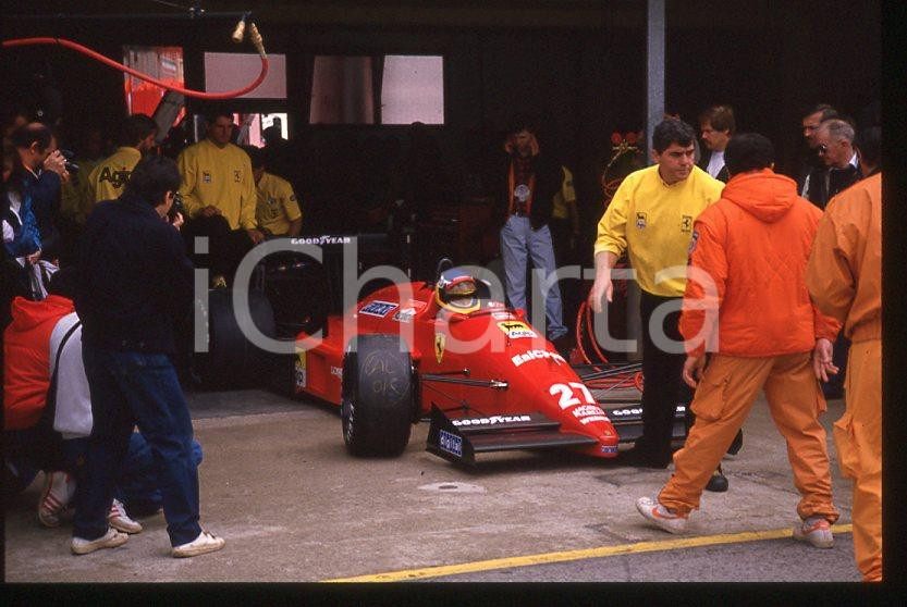 Michele ALBORETO Pilota FERRARI Formula 1 - 1985 ca - 35 mm vintage slide (14) Diapositiva d'epoca, in formato 35 mm. E' severamente vietata la riproduzione. Tutti i diritti sono riservati.  ICharta mette in vendita, sul negozio eBay e in esclusiva sul sito "icharta" il proprio archivio composto da numerose diapositive e negativi fotografici d'epoca, tutti originali e autentici, che attraversano la storia del costume tra la fine degli anni Sessanta e Novanta.Si tratta di uno sguardo inedito sull'attualit&agrave;, la politica, la vita quotidiana, il gossip e la cultura, che fotografa il cambiamento della nazione in quest'ultimo scorcio del XX secolo. Un'occasione unica per il mercato del collezionismo, che vede finalmente disponibile un archivio eccezionale per vastit&agrave;, tematiche e condizioni, in un settore (il negativo fotografico e la diapositiva) di assoluta novit&agrave; e dalle interessanti prospettive di investimento.  GOOD/buono   originale e autentica 1