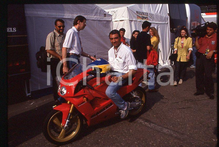 Michele ALBORETO Pilota FERRARI su moto CAGIVA - 1985 ca - 35 mm vintage slide Diapositiva d'epoca, in formato 35 mm. E' severamente vietata la riproduzione. Tutti i diritti sono riservati.  ICharta mette in vendita, sul negozio eBay e in esclusiva sul sito "icharta" il proprio archivio composto da numerose diapositive e negativi fotografici d'epoca, tutti originali e autentici, che attraversano la storia del costume tra la fine degli anni Sessanta e Novanta.Si tratta di uno sguardo inedito sull'attualit&agrave;, la politica, la vita quotidiana, il gossip e la cultura, che fotografa il cambiamento della nazione in quest'ultimo scorcio del XX secolo. Un'occasione unica per il mercato del collezionismo, che vede finalmente disponibile un archivio eccezionale per vastit&agrave;, tematiche e condizioni, in un settore (il negativo fotografico e la diapositiva) di assoluta novit&agrave; e dalle interessanti prospettive di investimento.  GOOD/buono   originale e autentica 1