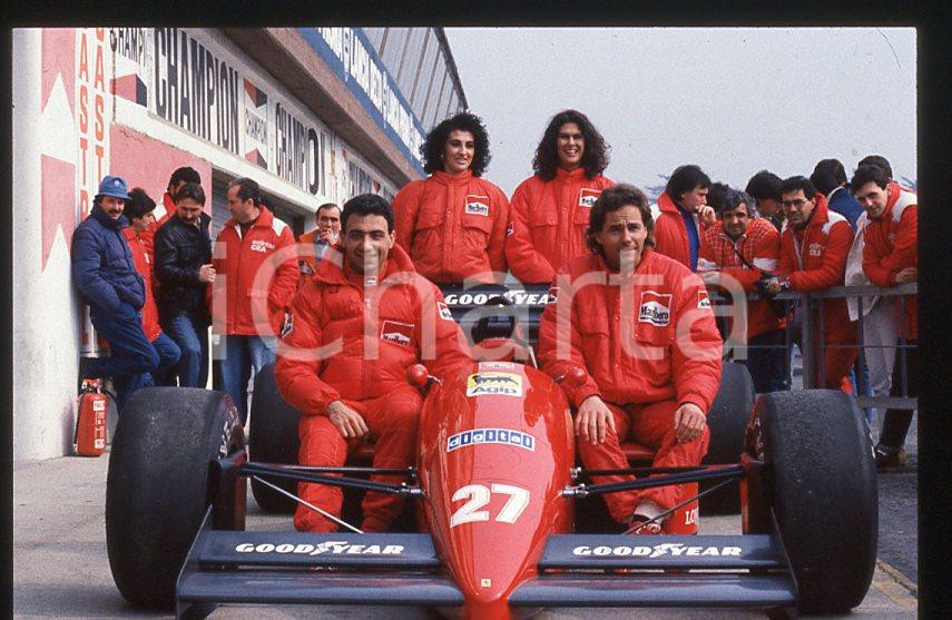 Michele ALBORETO Gerhard BERGER Formula 1 FERRARI 1985 ca - 35 mm vintage slide Diapositiva d'epoca, in formato 35 mm. E' severamente vietata la riproduzione. Tutti i diritti sono riservati.  ICharta mette in vendita, sul negozio eBay e in esclusiva sul sito "icharta" il proprio archivio composto da numerose diapositive e negativi fotografici d'epoca, tutti originali e autentici, che attraversano la storia del costume tra la fine degli anni Sessanta e Novanta.Si tratta di uno sguardo inedito sull'attualit&agrave;, la politica, la vita quotidiana, il gossip e la cultura, che fotografa il cambiamento della nazione in quest'ultimo scorcio del XX secolo. Un'occasione unica per il mercato del collezionismo, che vede finalmente disponibile un archivio eccezionale per vastit&agrave;, tematiche e condizioni, in un settore (il negativo fotografico e la diapositiva) di assoluta novit&agrave; e dalle interessanti prospettive di investimento.  GOOD/buono   originale e autentica 1